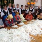 19.3.2015 Niziny. Darcie pierza i kiszenie kapusty - te dawne wiejskie zajęcia przypomniały członkinie stowarzyszenia „Niziny Górą” / Leszek Ślusarski / Radio Kielce