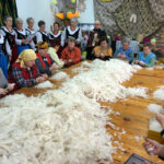 19.3.2015 Niziny. Darcie pierza i kiszenie kapusty - te dawne wiejskie zajęcia przypomniały członkinie stowarzyszenia „Niziny Górą” / Leszek Ślusarski / Radio Kielce