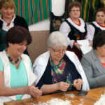 19.3.2015 Niziny. Darcie pierza i kiszenie kapusty - te dawne wiejskie zajęcia przypomniały członkinie stowarzyszenia „Niziny Górą” / Leszek Ślusarski / Radio Kielce