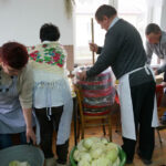 19.3.2015 Niziny. Darcie pierza i kiszenie kapusty - te dawne wiejskie zajęcia przypomniały członkinie stowarzyszenia „Niziny Górą” / Leszek Ślusarski / Radio Kielce