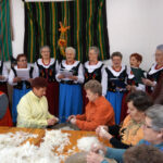 19.3.2015 Niziny. Darcie pierza i kiszenie kapusty - te dawne wiejskie zajęcia przypomniały członkinie stowarzyszenia „Niziny Górą” / Leszek Ślusarski / Radio Kielce