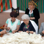 19.3.2015 Niziny. Darcie pierza i kiszenie kapusty - te dawne wiejskie zajęcia przypomniały członkinie stowarzyszenia „Niziny Górą” / Leszek Ślusarski / Radio Kielce