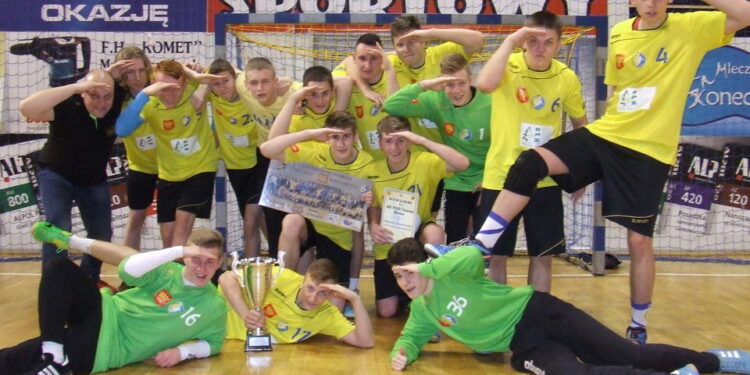 Vive najlepsze w memoriale Edwarda Strząbały - Radio Kielce II Memoriał Edwarda Strząbały w Piłce Ręcznej Juniorów Młodszych w Końskich / KSSPR Końskie