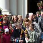 Uroczysta procesja wraz z poświęceniem palm w parafii pw. św. Wojciecha w Kielcach / Kamil Król / Radio Kielce