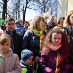 Uroczysta procesja wraz z poświęceniem palm w parafii pw. św. Wojciecha w Kielcach / Kamil Król / Radio Kielce