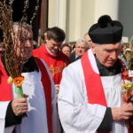 Uroczysta procesja wraz z poświęceniem palm w parafii pw. św. Wojciecha w Kielcach / Kamil Król / Radio Kielce