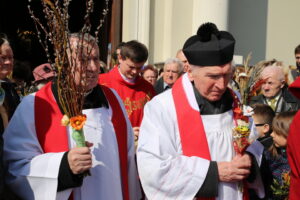 Uroczysta procesja wraz z poświęceniem palm w parafii pw. św. Wojciecha w Kielcach / Kamil Król / Radio Kielce