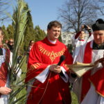 Uroczysta procesja wraz z poświęceniem palm w parafii pw. św. Wojciecha w Kielcach / Kamil Król / Radio Kielce
