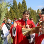 Uroczysta procesja wraz z poświęceniem palm w parafii pw. św. Wojciecha w Kielcach / Kamil Król / Radio Kielce