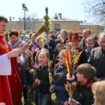 Uroczysta procesja wraz z poświęceniem palm w parafii pw. św. Wojciecha w Kielcach / Kamil Król / Radio Kielce