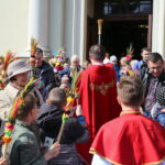 Uroczysta procesja wraz z poświęceniem palm w parafii pw. św. Wojciecha w Kielcach / Kamil Król / Radio Kielce