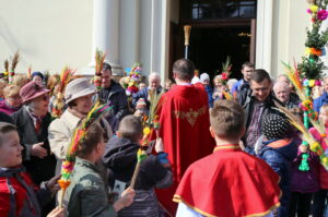 Uroczysta procesja wraz z poświęceniem palm w parafii pw. św. Wojciecha w Kielcach / Kamil Król / Radio Kielce