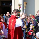 Uroczysta procesja wraz z poświęceniem palm w parafii pw. św. Wojciecha w Kielcach / Kamil Król / Radio Kielce