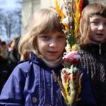 Uroczysta procesja wraz z poświęceniem palm w parafii pw. św. Wojciecha w Kielcach / Kamil Król / Radio Kielce