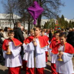 Uroczysta procesja wraz z poświęceniem palm w parafii pw. św. Wojciecha w Kielcach / Kamil Król / Radio Kielce