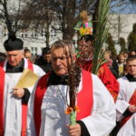 Uroczysta procesja wraz z poświęceniem palm w parafii pw. św. Wojciecha w Kielcach / Kamil Król / Radio Kielce