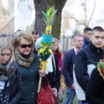 Uroczysta procesja wraz z poświęceniem palm w parafii pw. św. Wojciecha w Kielcach / Kamil Król / Radio Kielce