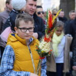 Uroczysta procesja wraz z poświęceniem palm w parafii pw. św. Wojciecha w Kielcach / Kamil Król / Radio Kielce