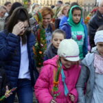 Uroczysta procesja wraz z poświęceniem palm w parafii pw. św. Wojciecha w Kielcach / Kamil Król / Radio Kielce