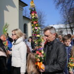 Uroczysta procesja wraz z poświęceniem palm w parafii pw. św. Wojciecha w Kielcach / Kamil Król / Radio Kielce