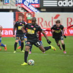 22.3.2015 Gliwice. Fragment meczu Piast Gliwice - Korona Kielce. Olivier Kapo / Wojciech Habdas / Radio Kielce