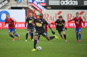 22.3.2015 Gliwice. Fragment meczu Piast Gliwice - Korona Kielce. Olivier Kapo / Wojciech Habdas / Radio Kielce