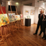 27.3.2015 Kielce. Obrazy ukraińskich artystów o polskich korzeniach można było w piątek wylicytować w Galerii Winda w Kielcach w ramach akcji  "Medycyna i sztuka ponad podziałami" / Wojciech Habdas / Radio Kielce