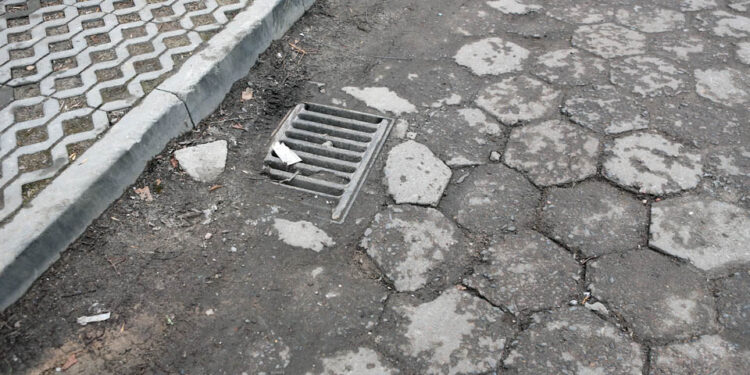 24.2.2015 Kielce. Miejski Zarząd Dróg w Kielcach od trzech lat nie jest wstanie znaleźć kilkudziesięciu tysięcy złotych na położenie asfaltu na drodze  osiedlowej  przy ulicy Zagórskiej w Kielcach. / Wojciech Habdas / Radio Kielce