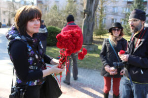 8.3.2015 Kielce. W Kielcach z okazji Dnia Kobiet na kilkunastu rzeźbach pojawiły się... czerwone goździki. To inicjatywa nieformalnej grupy „Kwiatki w betonie”. / Wojciech Habdas / Radio Kielce