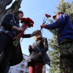 8.3.2015 Kielce. W Kielcach z okazji Dnia Kobiet na kilkunastu rzeźbach pojawiły się... czerwone goździki. To inicjatywa nieformalnej grupy „Kwiatki w betonie”. / Wojciech Habdas / Radio Kielce