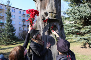 8.3.2015 Kielce. W Kielcach z okazji Dnia Kobiet na kilkunastu rzeźbach pojawiły się... czerwone goździki. To inicjatywa nieformalnej grupy „Kwiatki w betonie”. / Wojciech Habdas / Radio Kielce