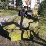 8.3.2015 Kielce. W Kielcach z okazji Dnia Kobiet na kilkunastu rzeźbach pojawiły się... czerwone goździki. To inicjatywa nieformalnej grupy „Kwiatki w betonie”. / Wojciech Habdas / Radio Kielce