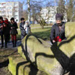 8.3.2015 Kielce. W Kielcach z okazji Dnia Kobiet na kilkunastu rzeźbach pojawiły się... czerwone goździki. To inicjatywa nieformalnej grupy „Kwiatki w betonie”. / Wojciech Habdas / Radio Kielce