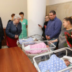 12.3.2015 Kielce. Trojaczki w Szpitalu Zespolonym. Maleństwa urodziły się w 7 lutego w 32 tygodniu ciąży. Największy - Krystian ważył w chwili narodzin 1750 gramów, drugi był Kamil (1660 gramów), trzecia - Klaudia (1500 gramów). / Wojciech Habdas / Radio Kielce