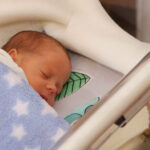 12.3.2015 Kielce. Trojaczki w Szpitalu Zespolonym. Maleństwa urodziły się w 7 lutego w 32 tygodniu ciąży. Największy - Krystian ważył w chwili narodzin 1750 gramów, drugi był Kamil (1660 gramów), trzecia - Klaudia (1500 gramów). / Wojciech Habdas / Radio Kielce