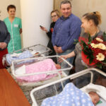 12.3.2015 Kielce. Trojaczki w Szpitalu Zespolonym. Maleństwa urodziły się w 7 lutego w 32 tygodniu ciąży. Największy - Krystian ważył w chwili narodzin 1750 gramów, drugi był Kamil (1660 gramów), trzecia - Klaudia (1500 gramów). / Wojciech Habdas / Radio Kielce
