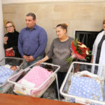 12.3.2015 Kielce. Trojaczki w Szpitalu Zespolonym. Maleństwa urodziły się w 7 lutego w 32 tygodniu ciąży. Największy - Krystian ważył w chwili narodzin 1750 gramów, drugi był Kamil (1660 gramów), trzecia - Klaudia (1500 gramów). / Wojciech Habdas / Radio Kielce