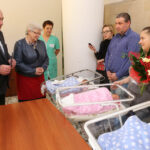 12.3.2015 Kielce. Trojaczki w Szpitalu Zespolonym. Maleństwa urodziły się w 7 lutego w 32 tygodniu ciąży. Największy - Krystian ważył w chwili narodzin 1750 gramów, drugi był Kamil (1660 gramów), trzecia - Klaudia (1500 gramów). / Wojciech Habdas / Radio Kielce