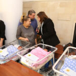 12.3.2015 Kielce. Trojaczki w Szpitalu Zespolonym. Maleństwa urodziły się w 7 lutego w 32 tygodniu ciąży. Największy - Krystian ważył w chwili narodzin 1750 gramów, drugi był Kamil (1660 gramów), trzecia - Klaudia (1500 gramów). / Wojciech Habdas / Radio Kielce