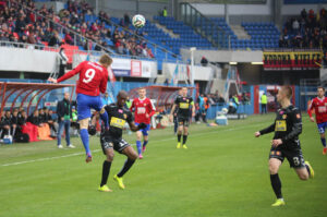 22.3.2015 Gliwice. Fragment meczu Piast Gliwice - Korona Kielce. Olivier Kapo / Wojciech Habdas / Radio Kielce