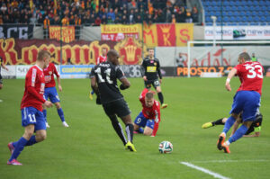 22.3.2015 Gliwice. Fragment meczu Piast Gliwice - Korona Kielce. Olivier Kapo / Wojciech Habdas / Radio Kielce