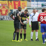 22.3.2015 Gliwice. Fragment meczu Piast Gliwice - Korona Kielce. Olivier Kapo i Paweł Golański / Wojciech Habdas / Radio Kielce