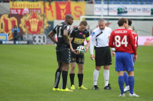22.3.2015 Gliwice. Fragment meczu Piast Gliwice - Korona Kielce. Olivier Kapo i Paweł Golański / Wojciech Habdas / Radio Kielce