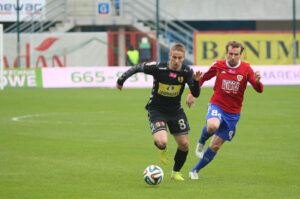 22.3.2015 Gliwice. Fragment meczu Piast Gliwice - Korona Kielce. Vlastimir Jovanovic / Wojciech Habdas / Radio Kielce