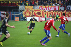 22.3.2015 Gliwice. Fragment meczu Piast Gliwice - Korona Kielce. Nabil Aankour / Wojciech Habdas / Radio Kielce