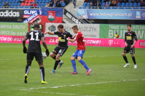 22.3.2015 Gliwice. Fragment meczu Piast Gliwice - Korona Kielce. / Wojciech Habdas / Radio Kielce