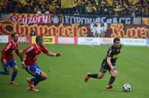 22.3.2015 Gliwice. Fragment meczu Piast Gliwice - Korona Kielce. Nabil Aankour / Wojciech Habdas / Radio Kielce
