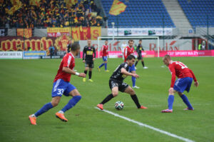 22.3.2015 Gliwice. Fragment meczu Piast Gliwice - Korona Kielce. Nabil Aankour / Wojciech Habdas / Radio Kielce