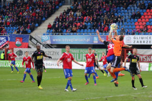 22.3.2015 Gliwice. Fragment meczu Piast Gliwice - Korona Kielce. / Wojciech Habdas / Radio Kielce