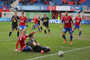 22.3.2015 Gliwice. Fragment meczu Piast Gliwice - Korona Kielce. Nabil Aankour / Wojciech Habdas / Radio Kielce